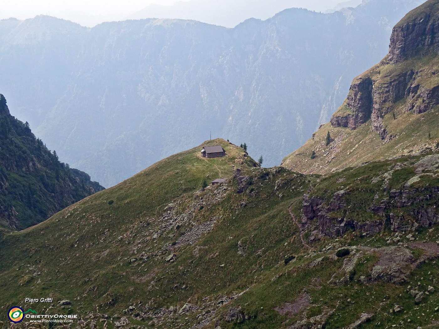 70 Uno sguardo al Bivacco dei Tre Pizzi (2050 m).JPG -                                